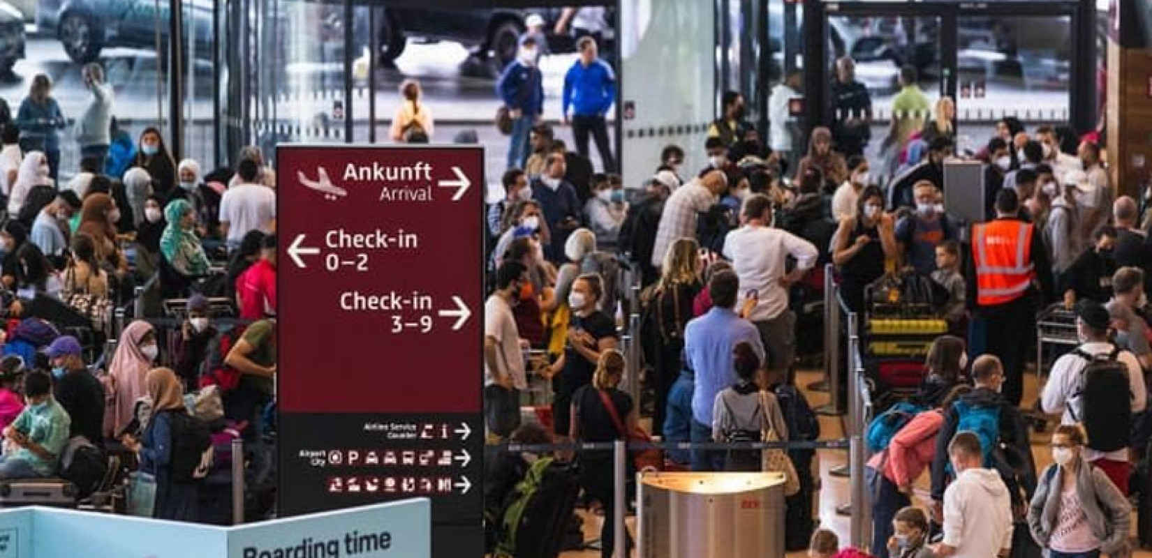 Γερμανία: Χάος σε αεροδρόμια λόγω κατάρρευσης του συστήματος πληροφορικής της Lufthansa 