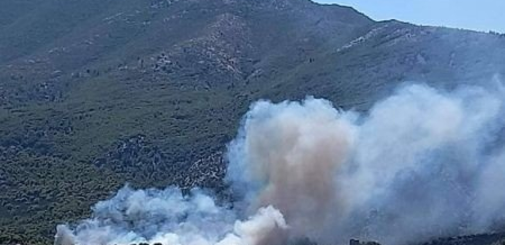 Φωτιά και στο Πόρτο Γερμενό: Βελτιωμένη η κατάσταση - Κόπασαν οι άνεμοι (βίντεο)