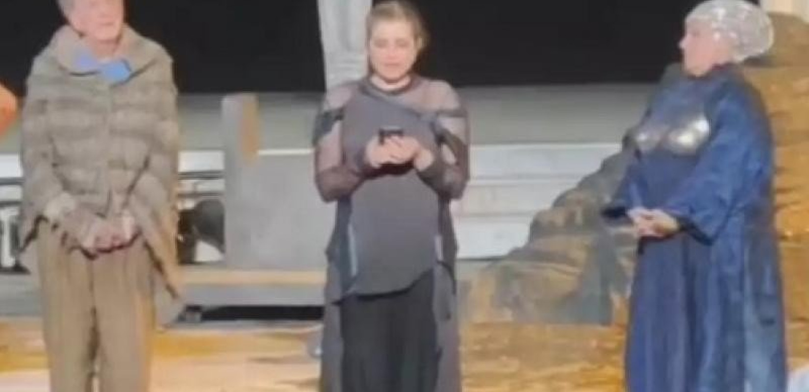 Η Μαρία Κίτσου διάβασε επί σκηνής την ανακοίνωση του ΣΕΗ κατά της αποφυλάκισης Λιγνάδη