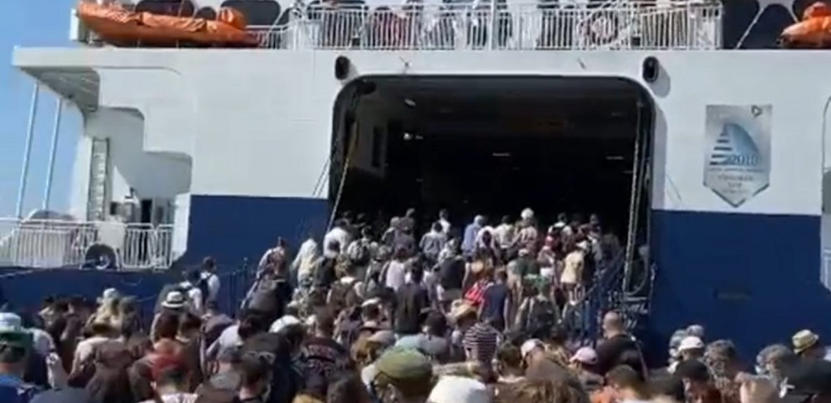 Στην Πάρο με... τεστάκι θετικό: Προκλητική ανευθυνότητα από νεαρούς τουρίστες (βίντεο)