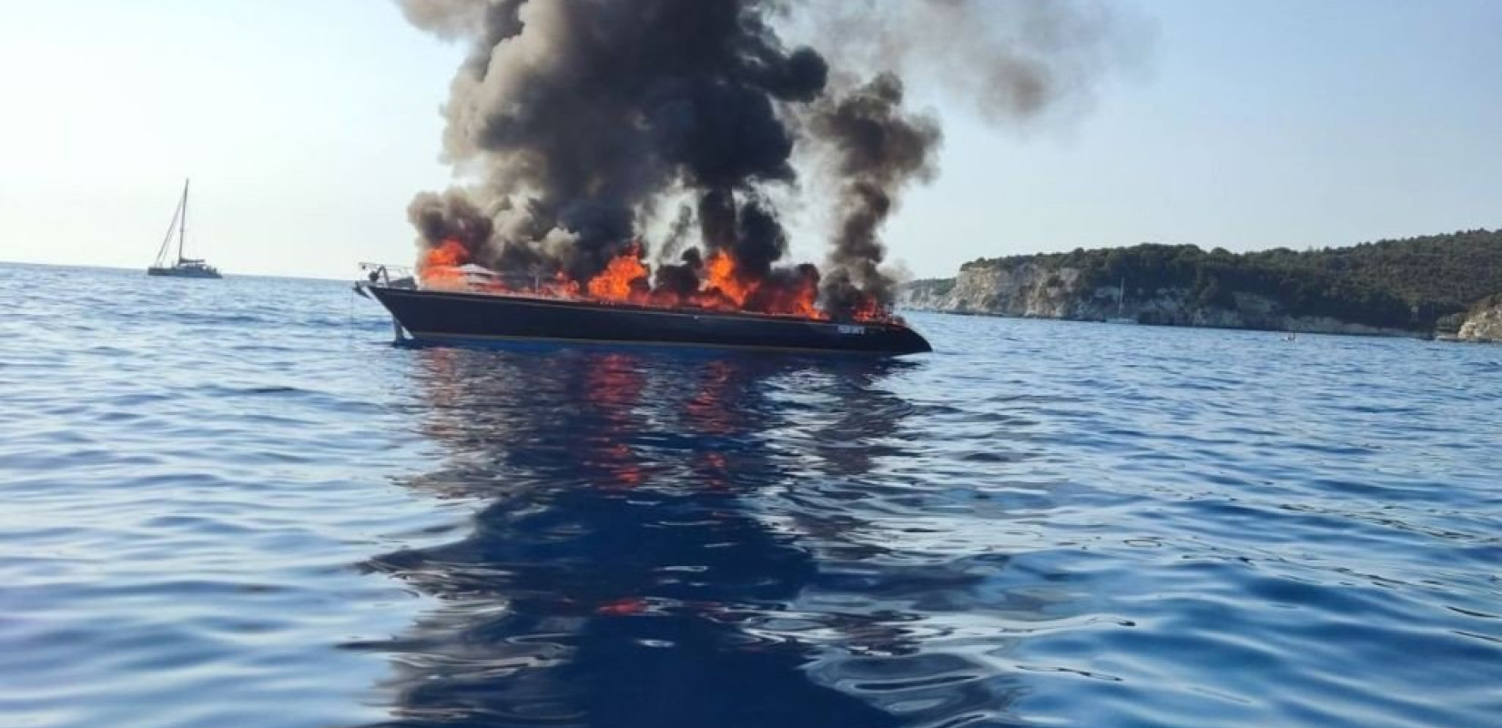 Παξοί: Στις φλόγες δύο σκάφη στο λιμάνι Γάιος