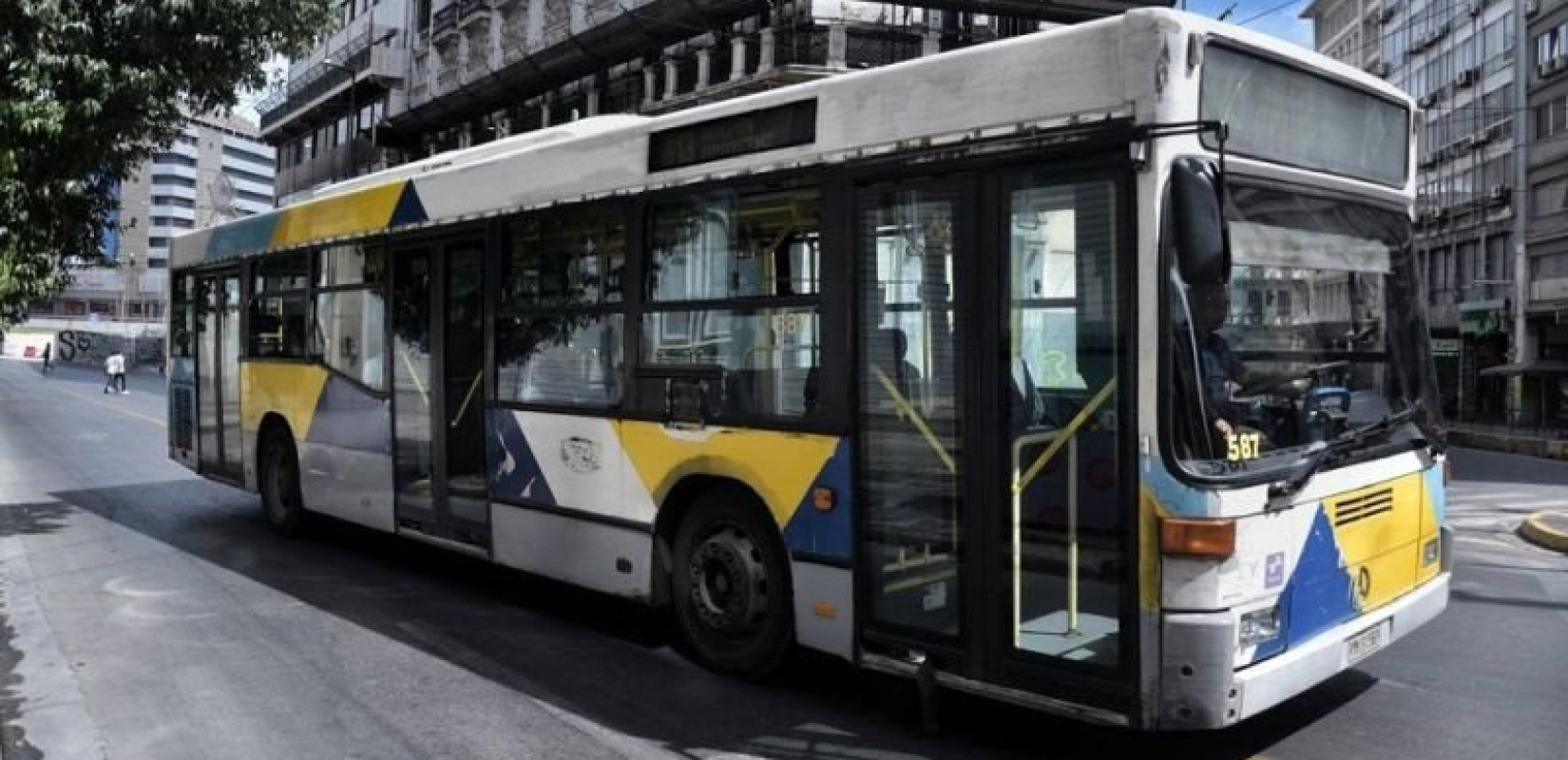 Αθήνα: Λεωφορείο συγκρούστηκε με μοτοσικλέτα στο Χαλάνδρι - Ένας τραυματίας