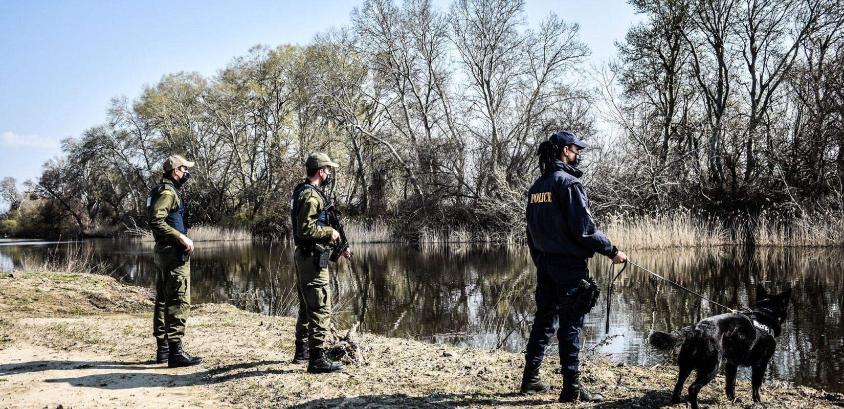 «Μας μετέφεραν τρία τουρκικά οχήματα» είπαν στις ελληνικές αρχές οι 92 μετανάστες που βρέθηκαν γυμνοί στον Έβρο
