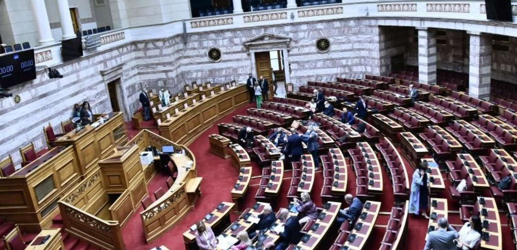 Έκτακτο επίδομα σε αστυνομικούς και λιμενικούς: Πέρασε η τροπολογία στη Βουλή