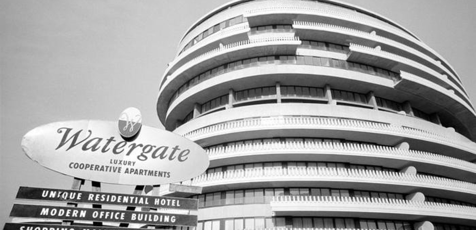 Τα 6+1 πολιτικά «gates» που άνοιξαν τις... πύλες της εξόδου στους ισχυρούς 