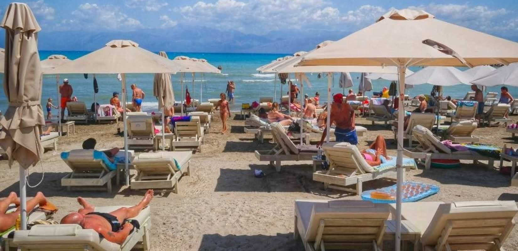 Χαλκιδική: Σοκάρουν οι φωτογραφίες του ξυλοδαρμού ηλικιωμένου ζευγαριού από υπεύθυνο beach bar (βίντεο, φωτ.)