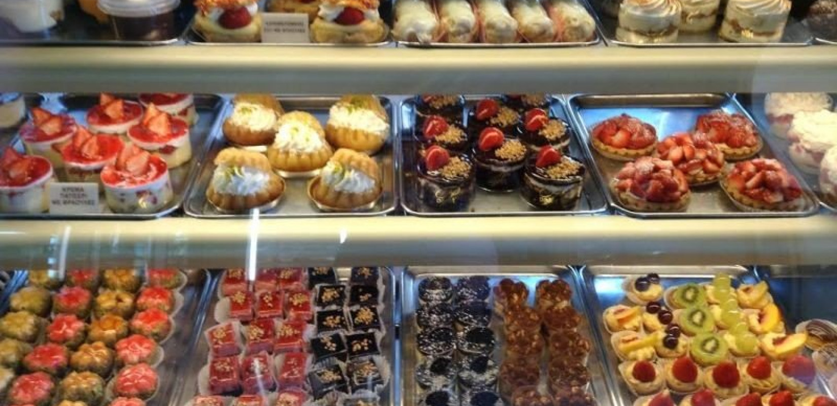 Πέραμα: Μπούκαραν και λήστεψαν ζαχαροπλαστείο - Έδεσαν με καλώδια τον ηλικιωμένο ιδιοκτήτη και μία υπάλληλο