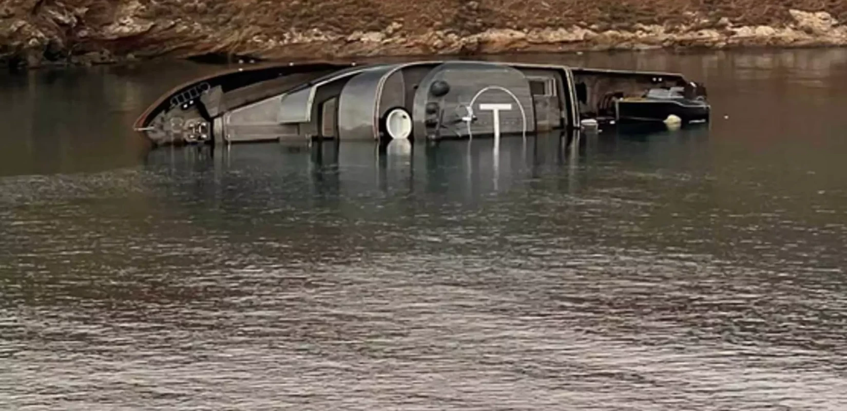 Η στιγμή που η διάσημη θαλαμηγός «007» βυθίζεται στην Κύθνο 