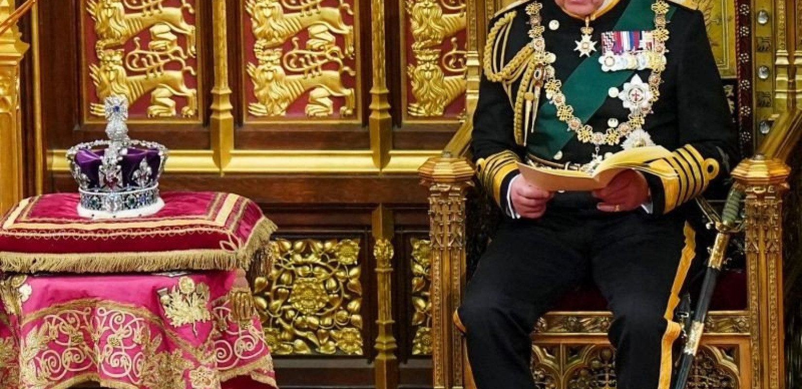 Ο Κάρολος θέλει να βάλει τους Βρετανούς να ορκιστούν... πίστη