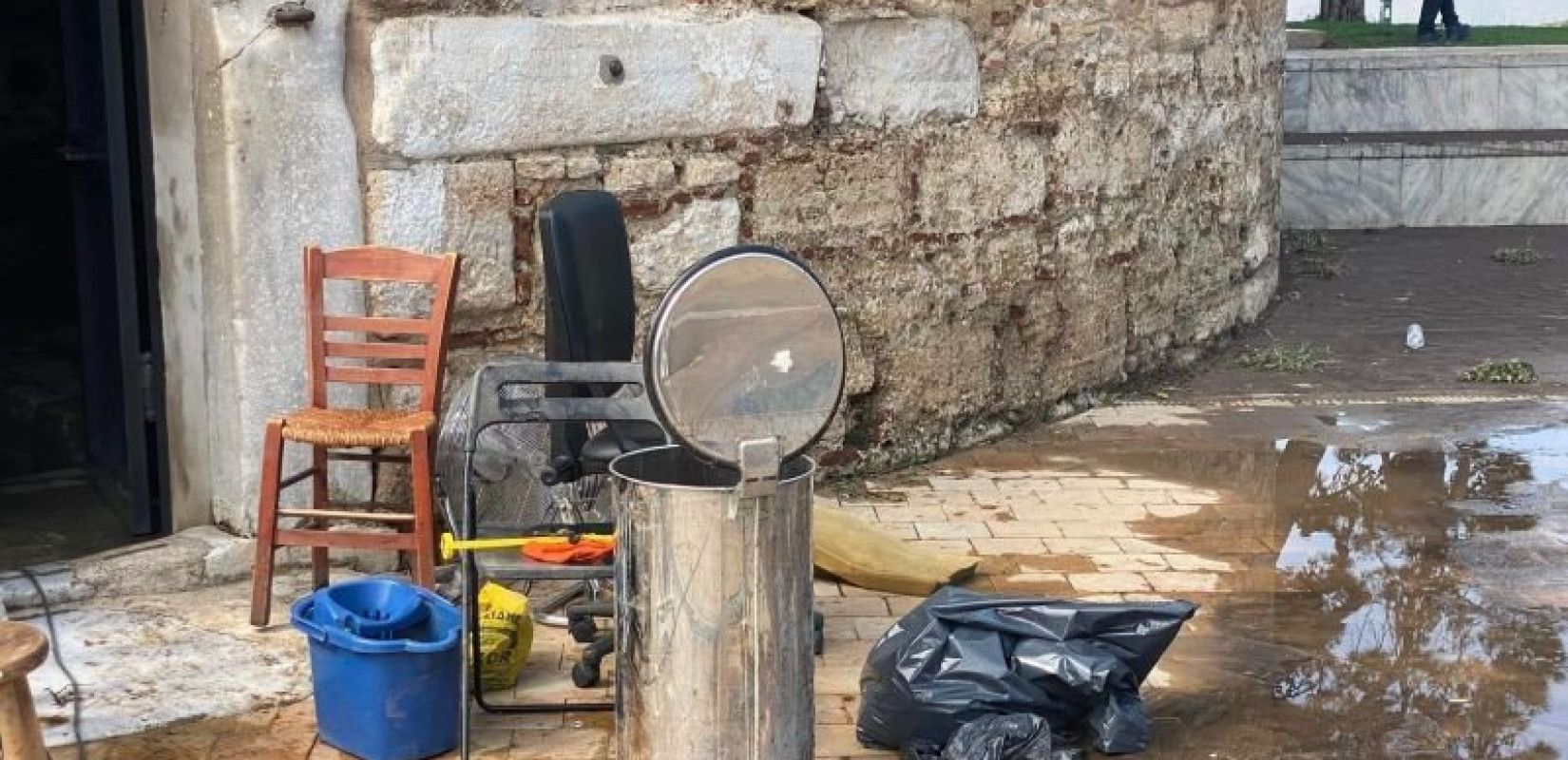 «Πνίγηκε» ξανά η Θεσσαλονίκη: Πλημμύρισε ο Λευκός Πύργος και το Παλέ ντε Σπορ - Ζημιές και σε περίπτερα της ΔΕΘ (βίντεο, φωτ.)