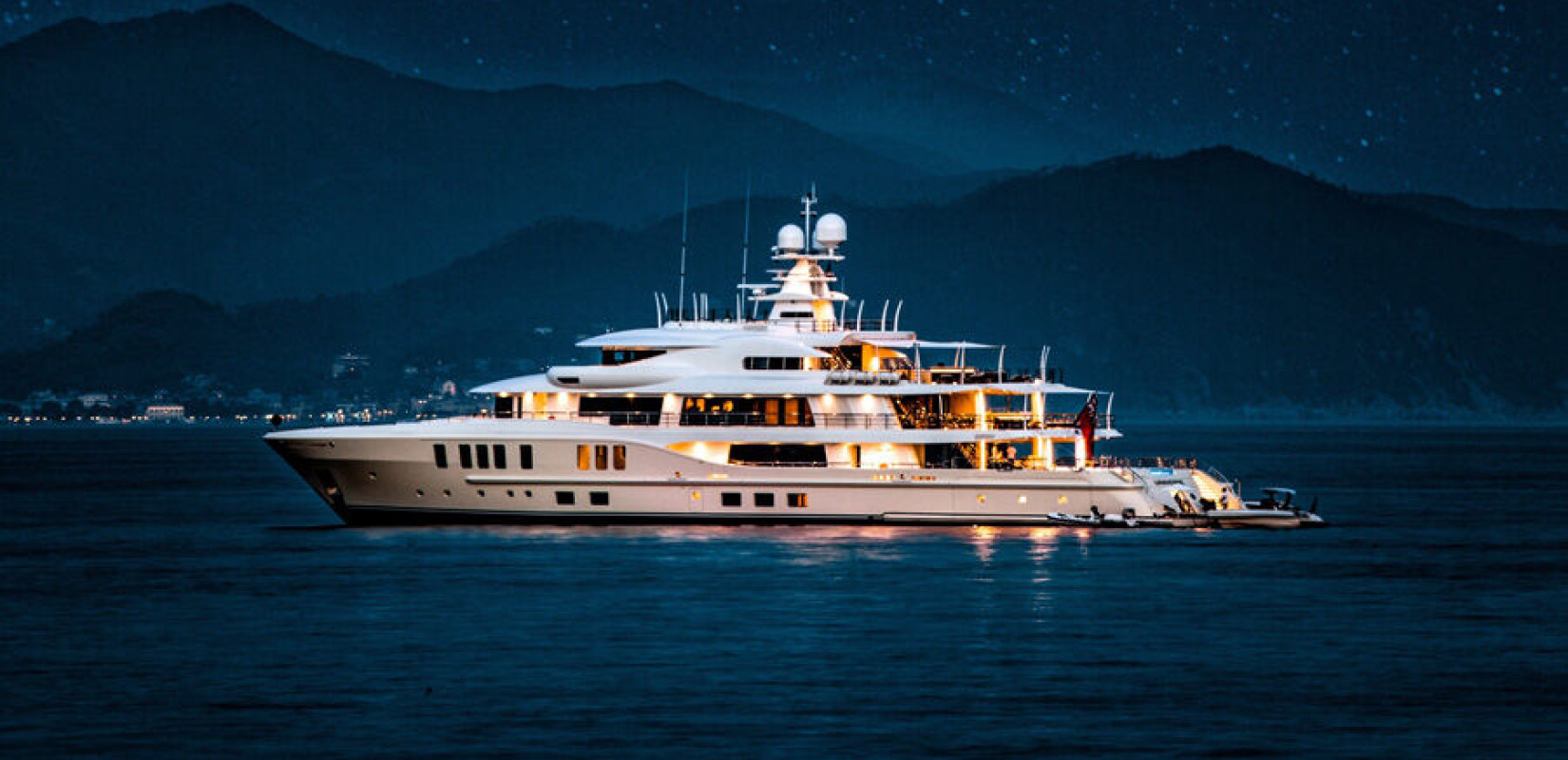 Ρωσία: Ιστότοπος αποκάλυψε ότι ο πρώην πρόεδρος Μεντβέντεφ διαθέτει θαλαμηγό 74 μέτρων αξίας 100 εκ. δολαρίων