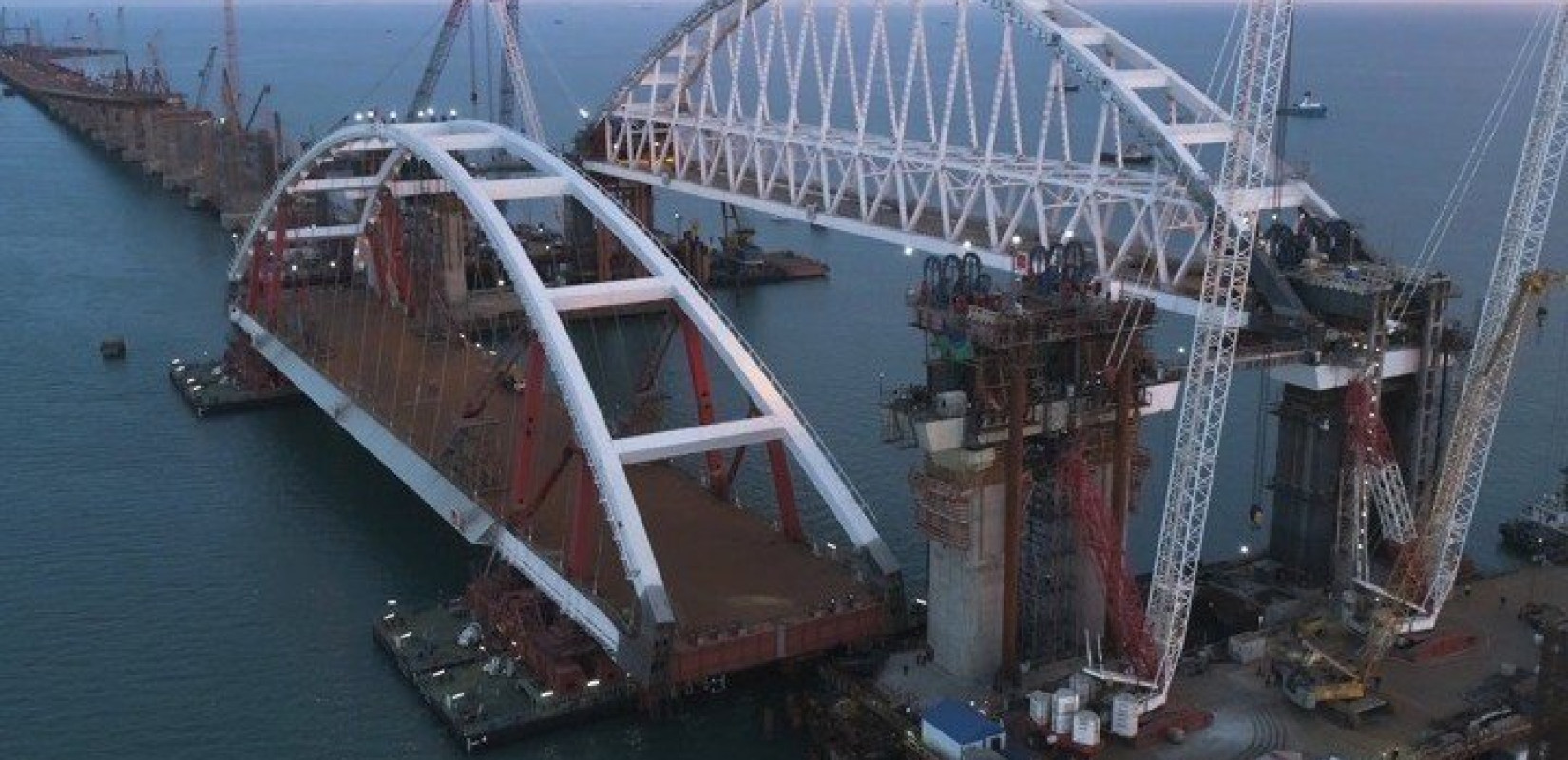 Ρωσία: Ο Πούτιν είχε εγκαινιάσει οδηγώντας φορτηγό τη γέφυρα που χτυπήθηκε - Τα στοιχεία του οδηγού του οχήματος που εξερράγη  (βίντεο)