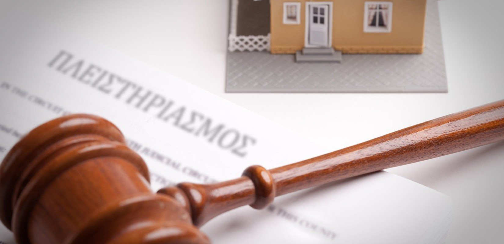 «Στο σφυρί» δεκάδες ακίνητα από την Εφορία - Στο στόχαστρο μεγαλοοφειλέτες με χρέη-μαμούθ