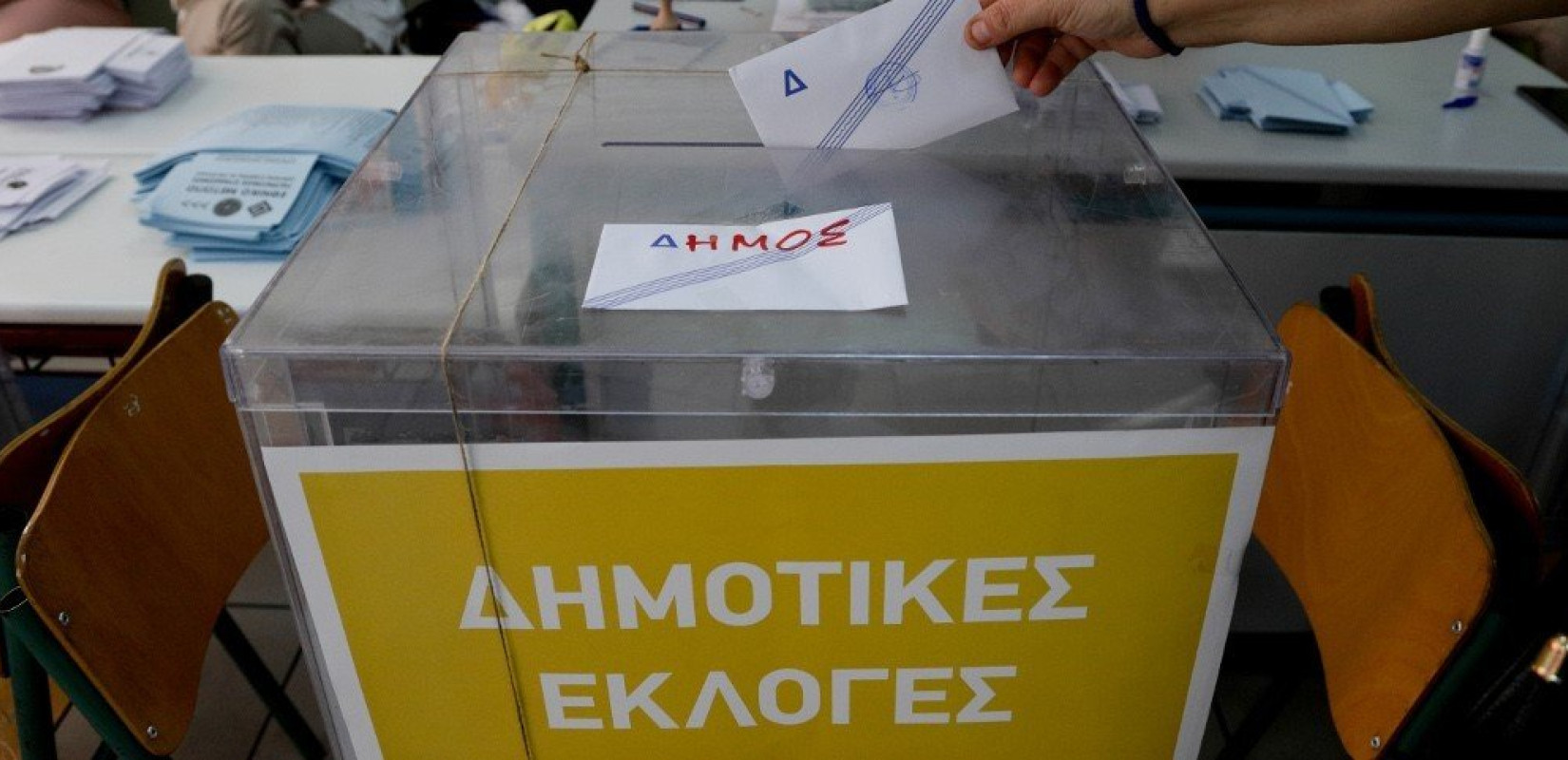 Η μετάθεση των δημοτικών εκλογών και η προαγωγή λόγω... χειρομαντείας. Γράφει ο Σαλονικιός