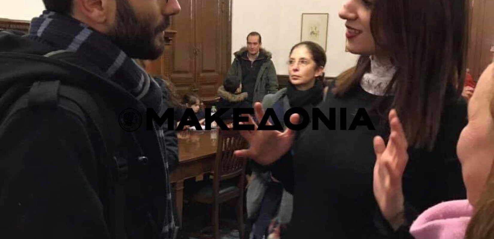Πολίτες «εισέβαλαν» στο γραφείο της Νοτοπούλου (photos)