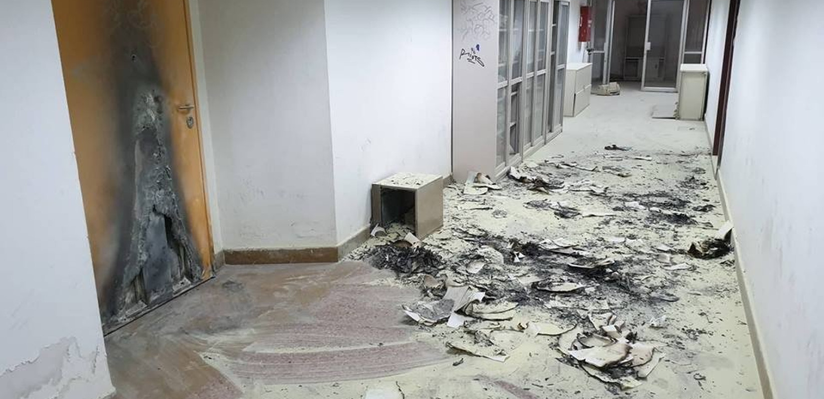 Στάχτη και χάος άφησαν πίσω τους "επισκέπτες" του Πολυτεχνείου (photos)