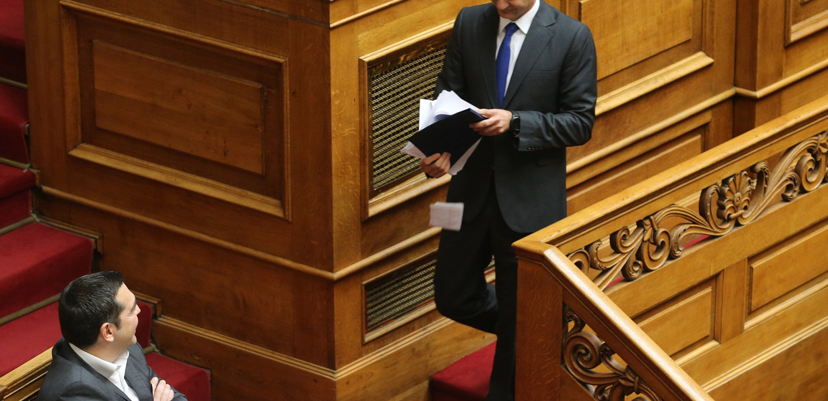 Σε κλίμα έντασης συνεχίζεται η συζήτηση για την ψήφο εμπιστοσύνης