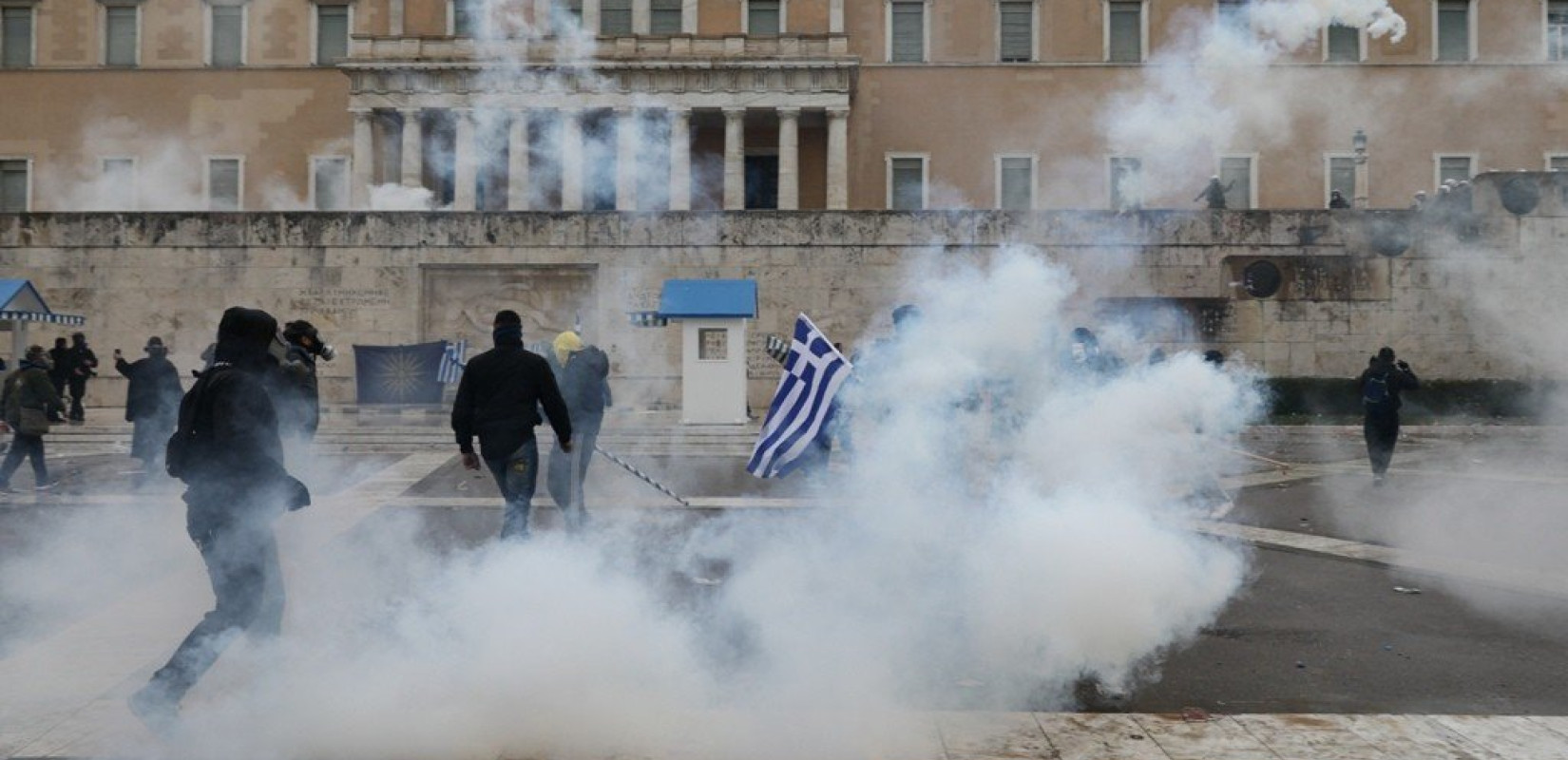 Η στιγμή της πρώτης ρίψης δακρυγόνων από την ΕΛΑΣ στο Σύνταγμα (video)  