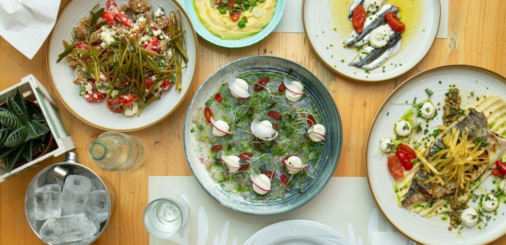 Μεζεδοπωλείο «Κρίταμος»: Θαλασσινά και χειροποίητοι μεζέδες, σε έναν όμορφο χώρο στην Τούμπα