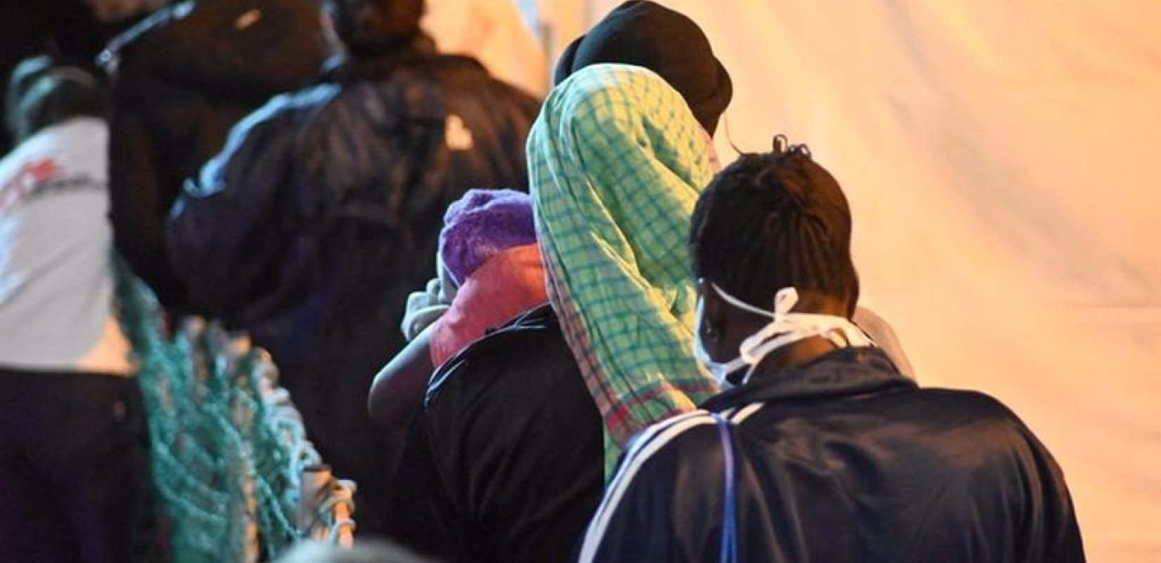 Ιταλία: Εκατοντάδες άνθρωποι ζητούν να αποβιβαστούν στην Κατάνια - 3 έπεσαν στη θάλασσα (βίντεο)