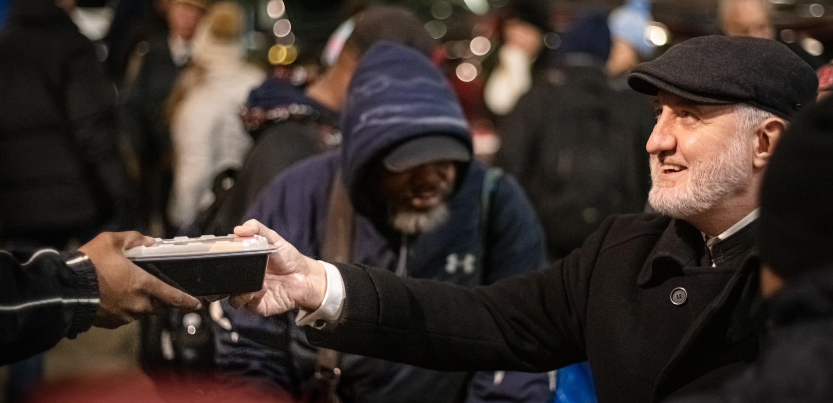 Ο Αρχιεπίσκοπος Αμερικής Ελπιδοφόρος μοίρασε ζεστά γεύματα και ρούχα σε άστεγους της Νέας Υόρκης	