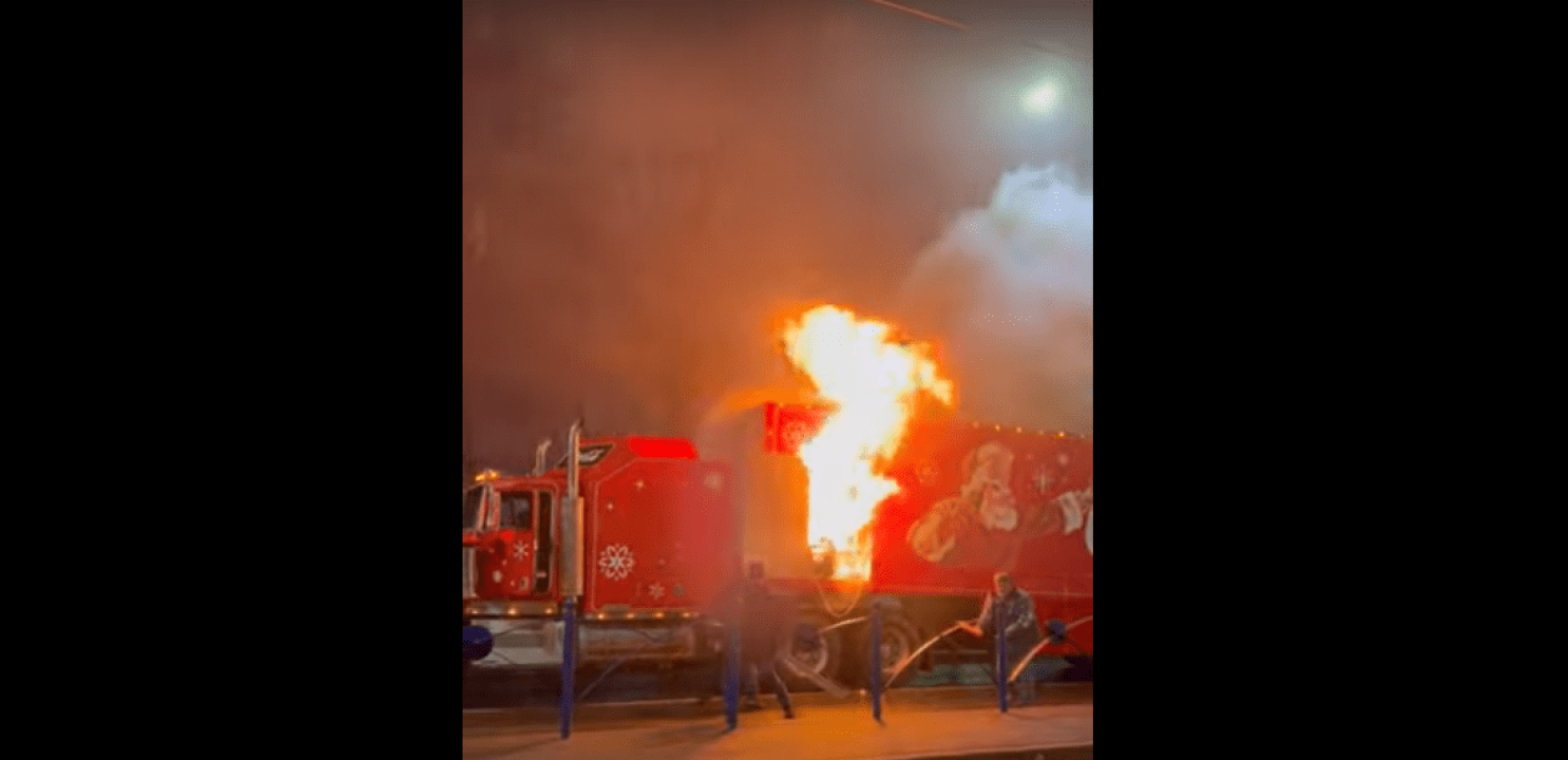 Βουκουρέστι: Στις φλόγες χριστουγεννιάτικο φορτηγό της Coca-Cola (βίντεο)