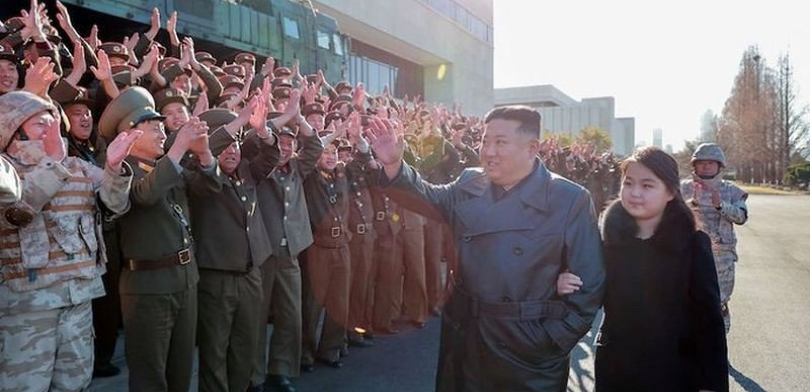 Ο Κιμ Γιονγκ Ουν εμφανίστηκε με μία από τις κόρες του και δήλωσε ότι η Βόρεια Κορέα θα γίνει η ισχυρότερη πυρηνική δύναμη στον κόσμο (βίντεο & φωτ.)
