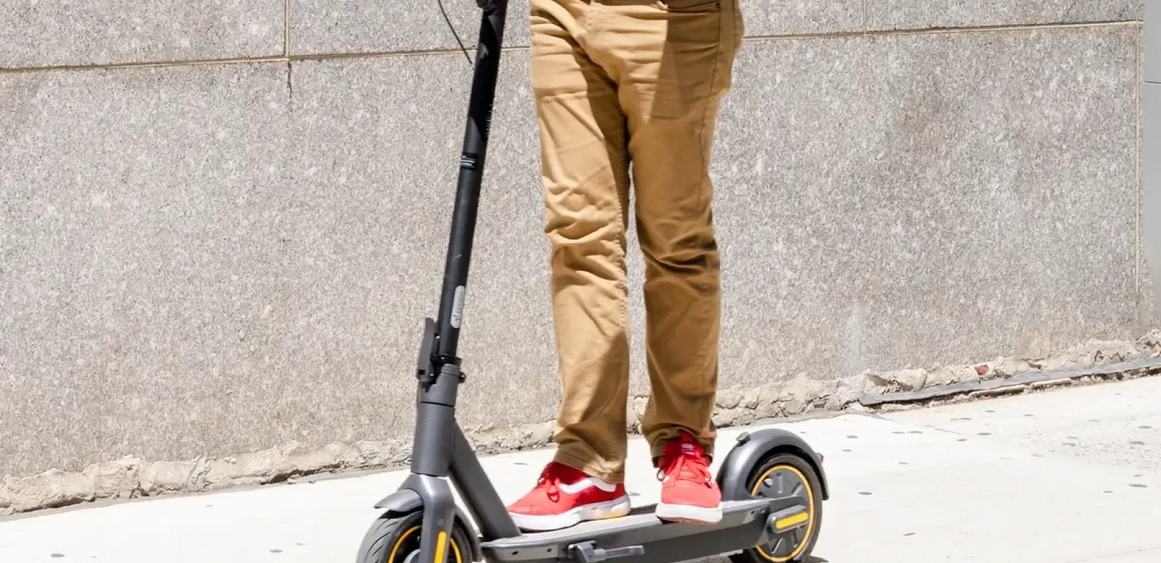 Hλεκτρικά πατίνια: Τι ορίζει ο νόμος για τη χρήση τους - «Πρέπει να τηρούν τον ΚΟΚ» (βίντεο)