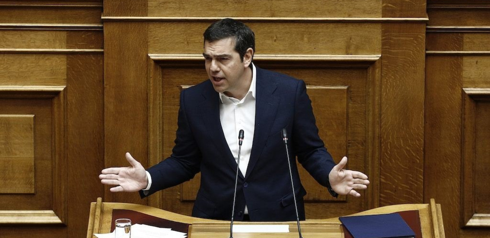 Tσίπρας στη Βουλή για παρακολουθήσεις: Επίθεση σε Μητσοτάκη για... θράσος και δειλία