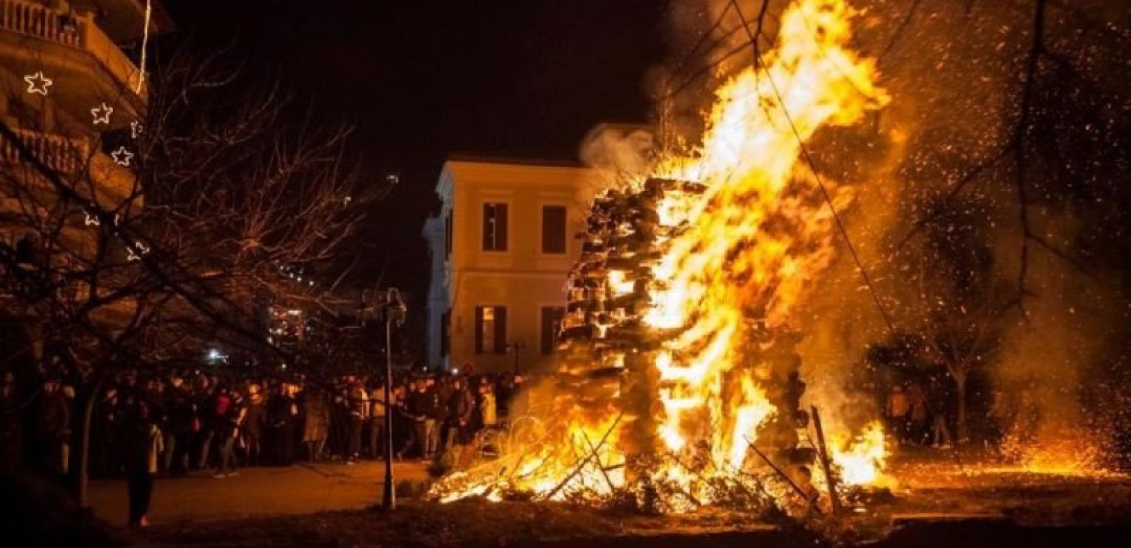 Χριστούγεννα στη Φλώρινα: Όλα έτοιμα για το «άναμμα των φωτιών» - Το ξεχωριστό έθιμο για τη γέννηση του Χριστού (φωτ.)