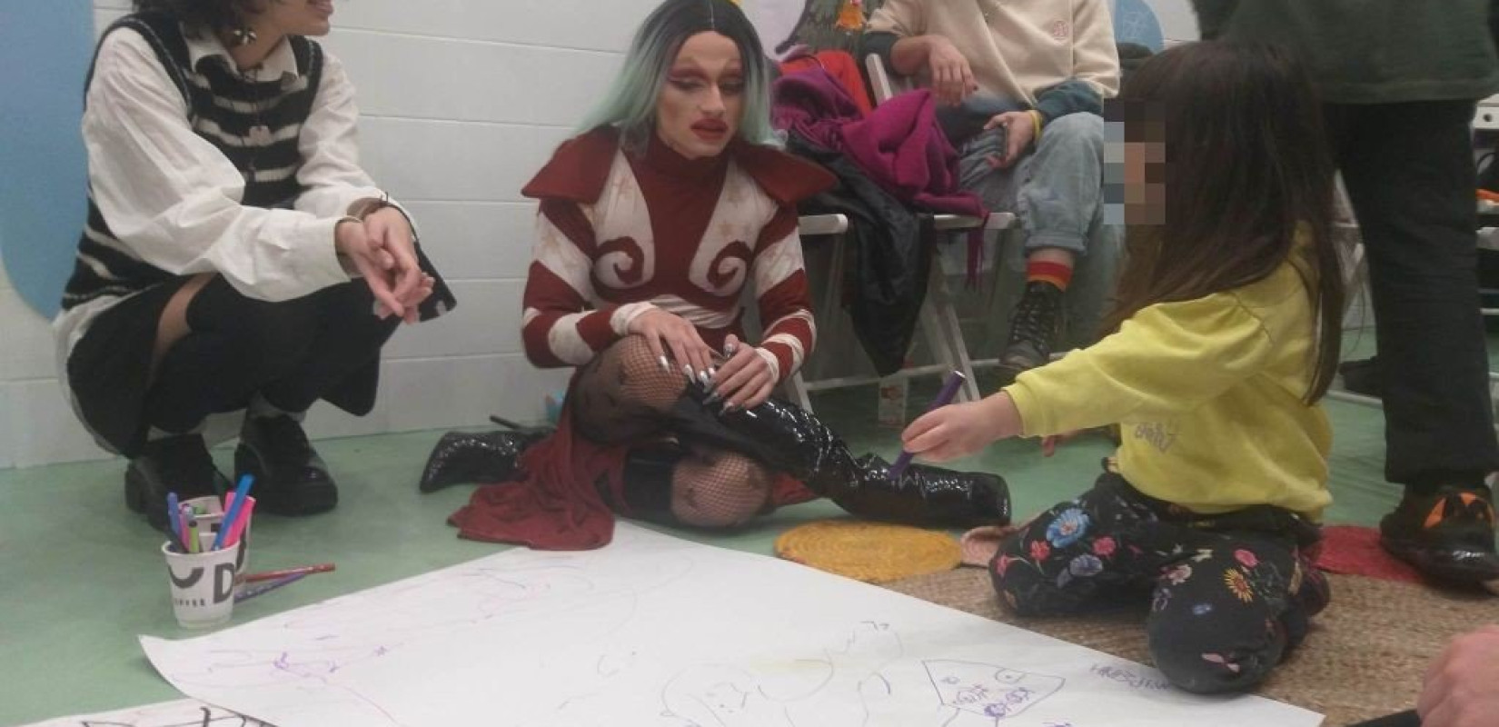 Θεσσαλονίκη: Εξώδικο δικηγόρου στο υπ. Παιδείας για το παραμύθι από drag queen σε παιδιά (βίντεο)