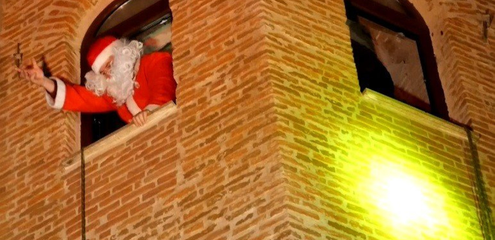 Γρεβενά: Ο Αϊ Βασίλης κατέβηκε από το Ρολόι της πόλης (βίντεο, φωτ.)