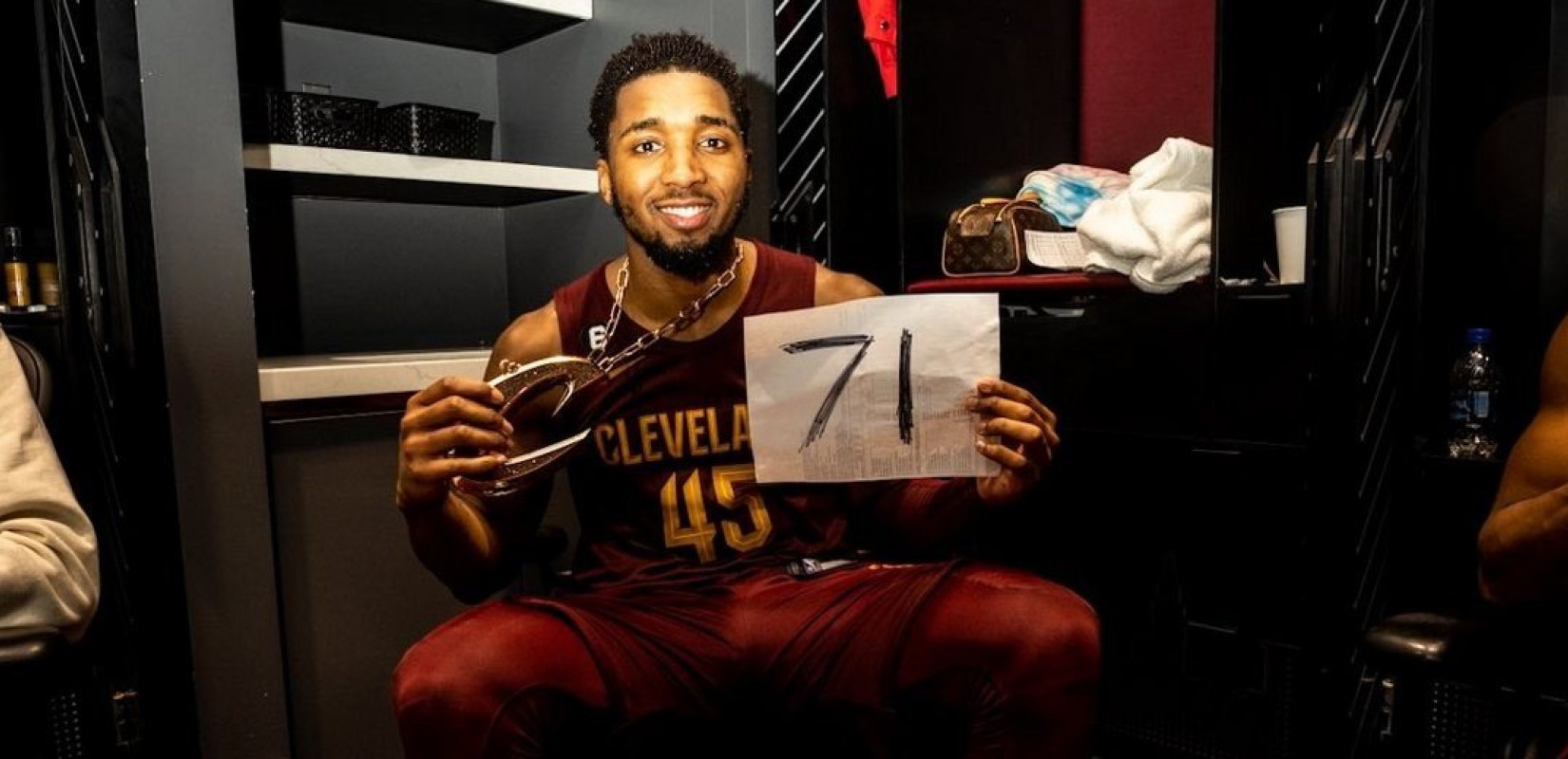 Σοκ και δέος στο NBA: Έγραψε... 71 ο «διαστημικός» Μίτσελ (βίντεο)