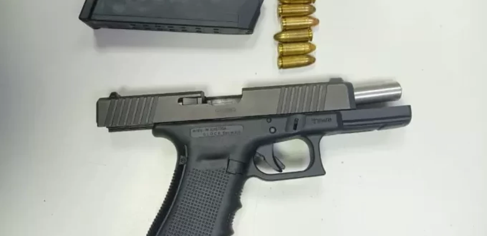 Γλυφάδα: Ζευγάρι μίσθωσε διαμέρισμα Airbnb και βρήκε ξεχασμένο... πιστόλι