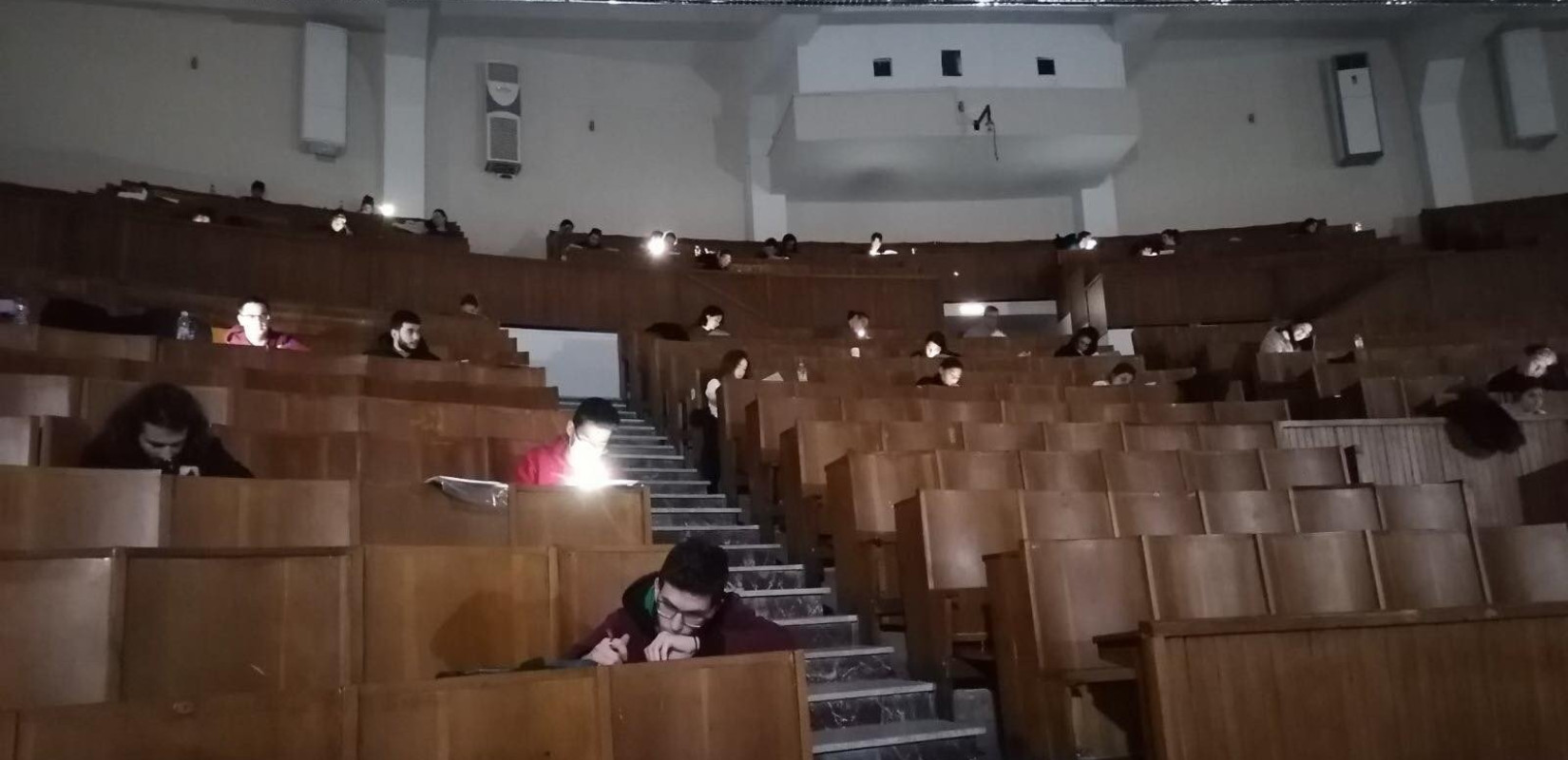 ΑΠΘ: Με φακούς έδωσαν μάθημα σήμερα το πρωί φοιτητές στη Σχολή Θετικών Επιστημών