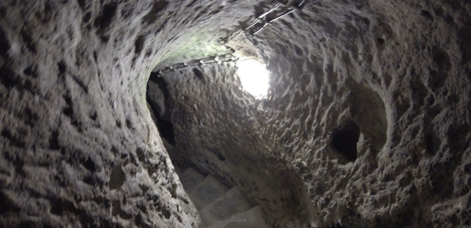 ﻿Γκρέμισε τον τοίχο στο υπόγειό του και ανακάλυψε την αρχαία Μαλακοπή