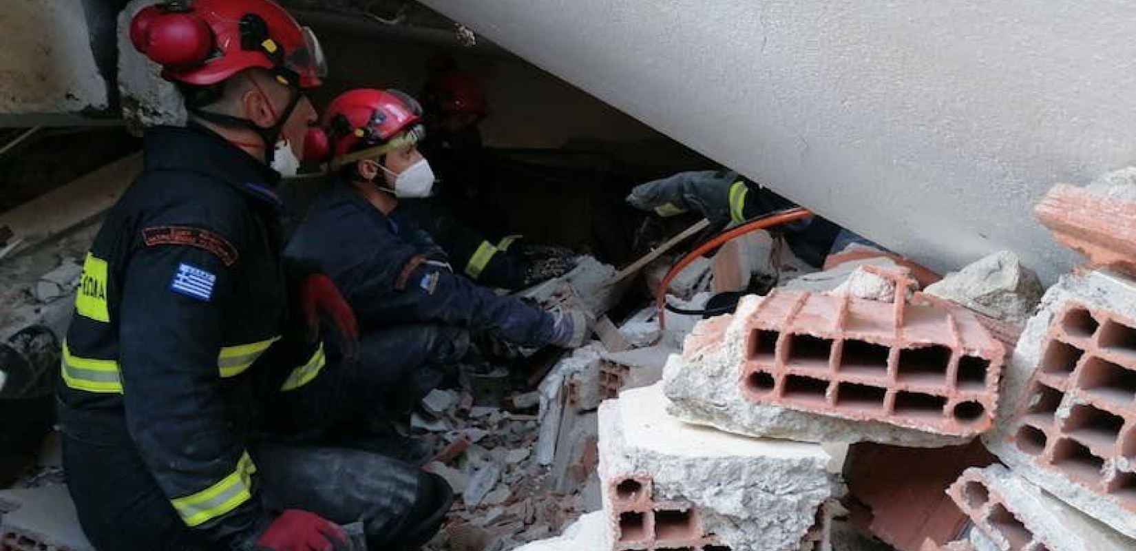 Συγκλονίζει Ελληνίδα διασώστρια: «Οι εικόνες που κουβαλάμε από την Τουρκία είναι κατακλυσμένες από πολύ πόνο και απελπισία» (βίντεο)