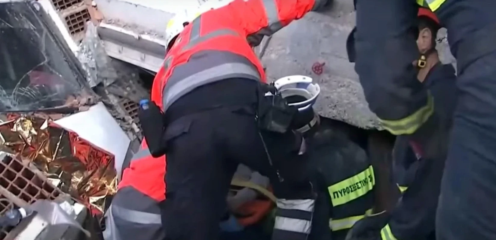 Δέος για τους ήρωες της ΕΜΑΚ: Βίντεο δείχνει πώς απεγκλωβίζουν μία 7χρονη στο Χατάι εν μέσω μετασεισμών (βίντεο)