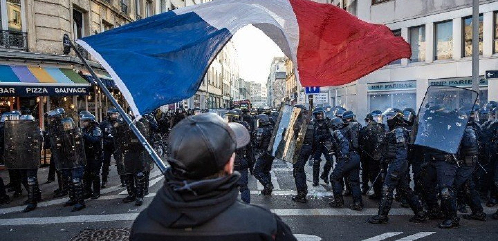 Σε απεργιακό κλοιό η Γαλλία για τη μεταρρύθμιση του ασφαλιστικού