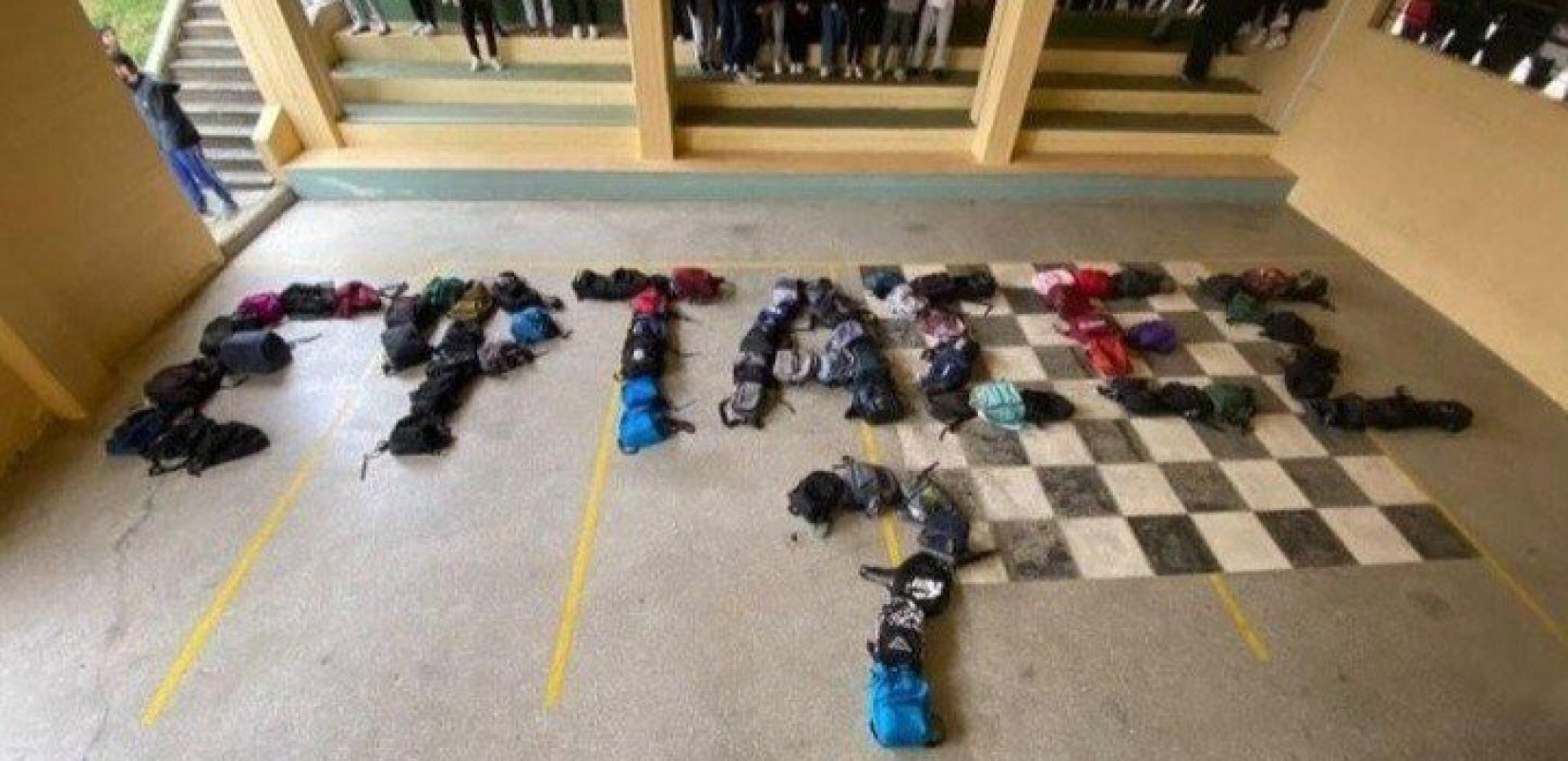 Μαθητές της Θεσσαλονίκης στέλνουν το δικό τους ηχηρό μήνυμα για τα Τέμπη (φωτ.)