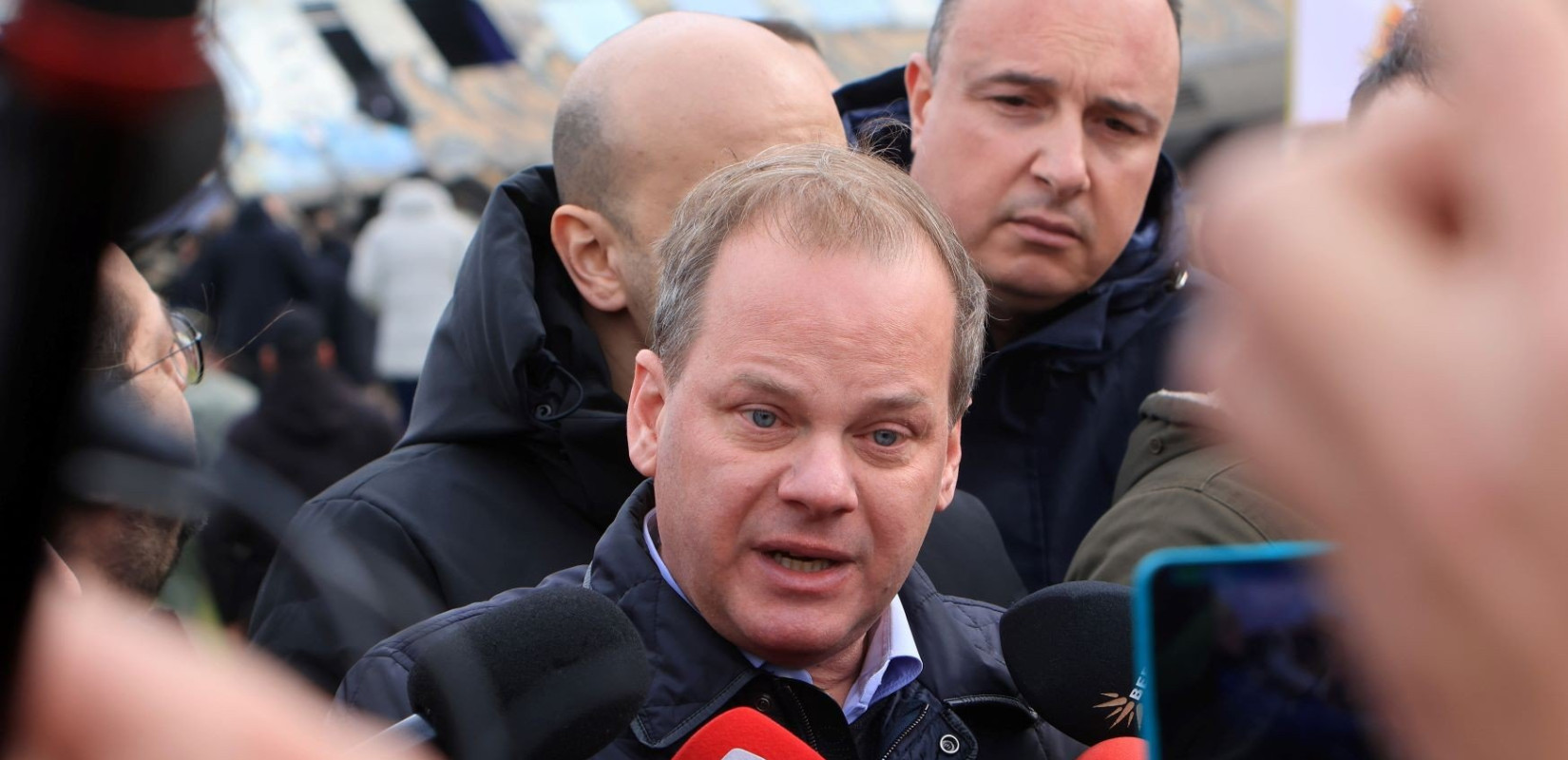 Σέρρες: «Μαύρο στον Καραμανλή» - Συγκέντρωση έξω από το γραφείο του (βίντεο)