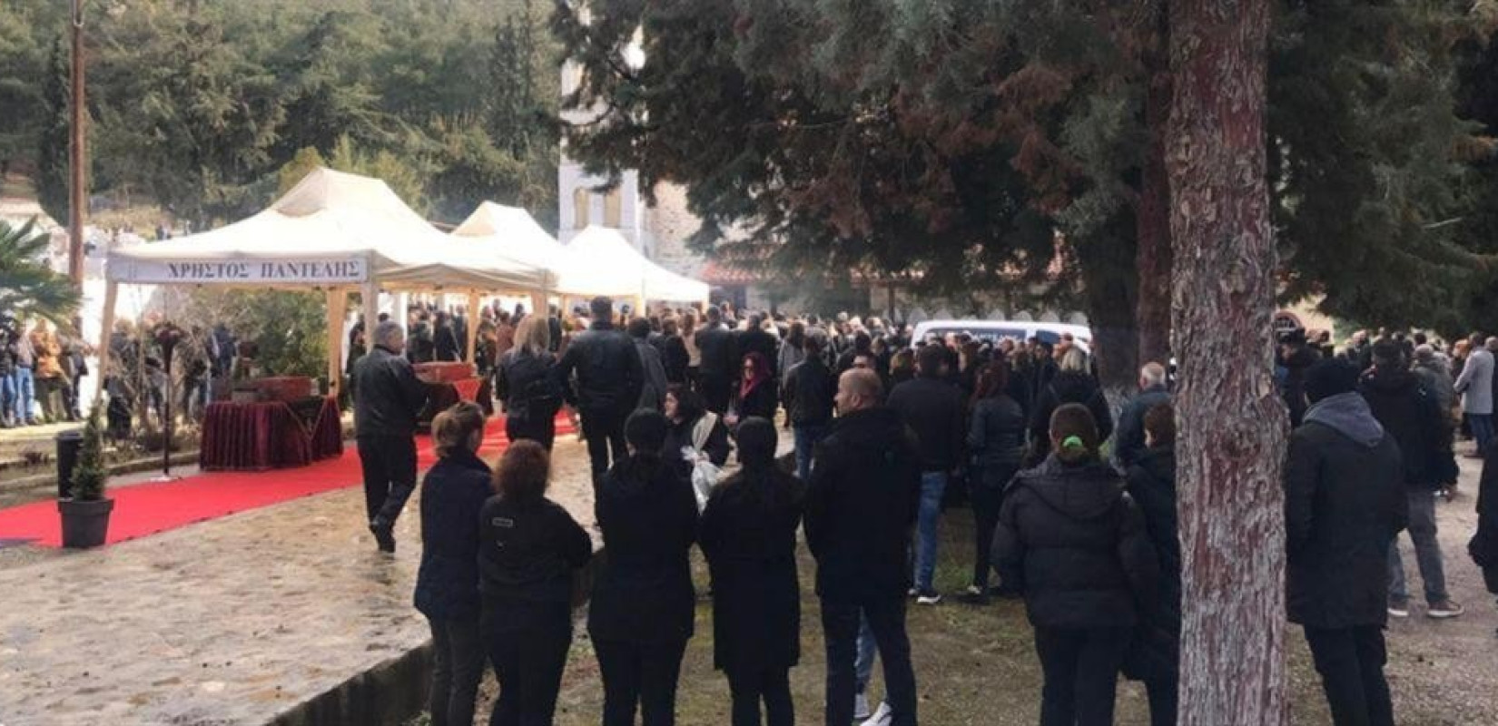 Θεσσαλονίκη: Αβάσταχτος πόνος στην κηδεία της Σοφίας Ταχματζίδου που σκοτώθηκε στα Τέμπη (βίντεο)