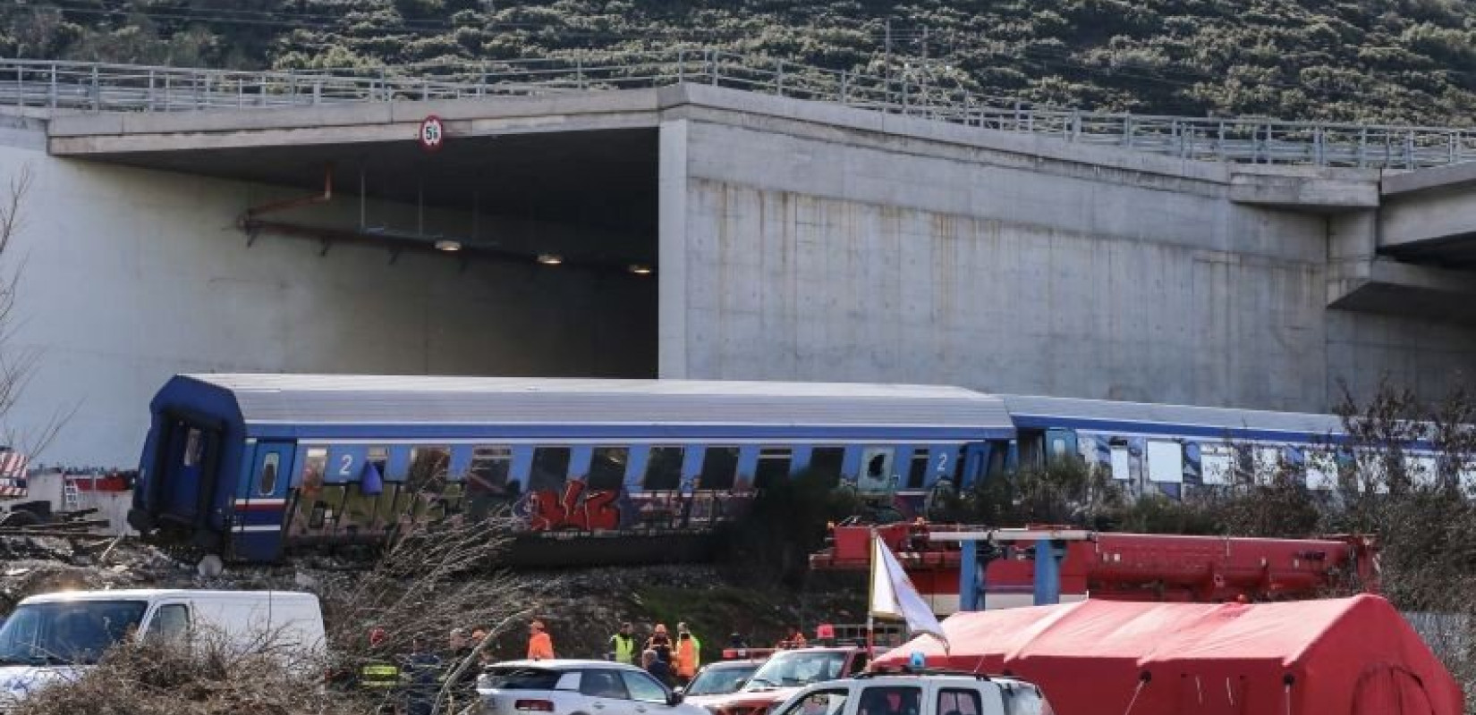 Τέμπη: Λαμαρίνες, τρόφιμα και μπύρες μετέφερε το εμπορικό τρένο αναφέρει η Hellenic Train 