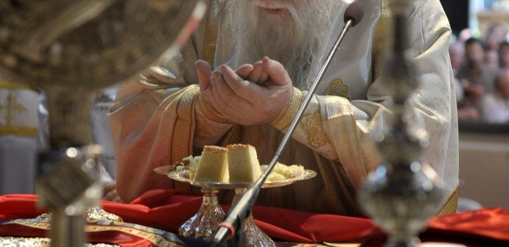 Να μείνει ή να φύγει από το πόστο του αναρωτιέται ο Αμβρόσιος