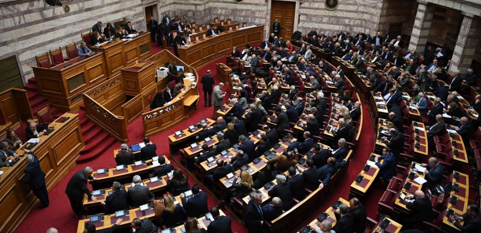 Λίγο μετά τις οκτώ η ονομαστική ψηφοφορία στη Βουλή