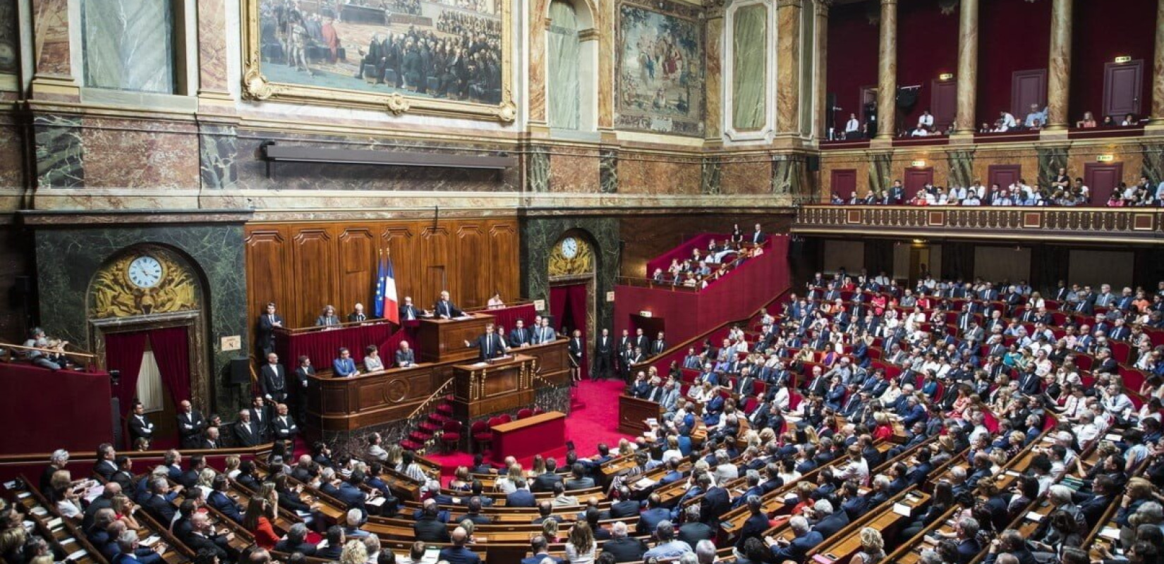 Γαλλία: Απορρίφθηκε η πρόταση μομφής κατά της κυβέρνησης Μπαρνιέ