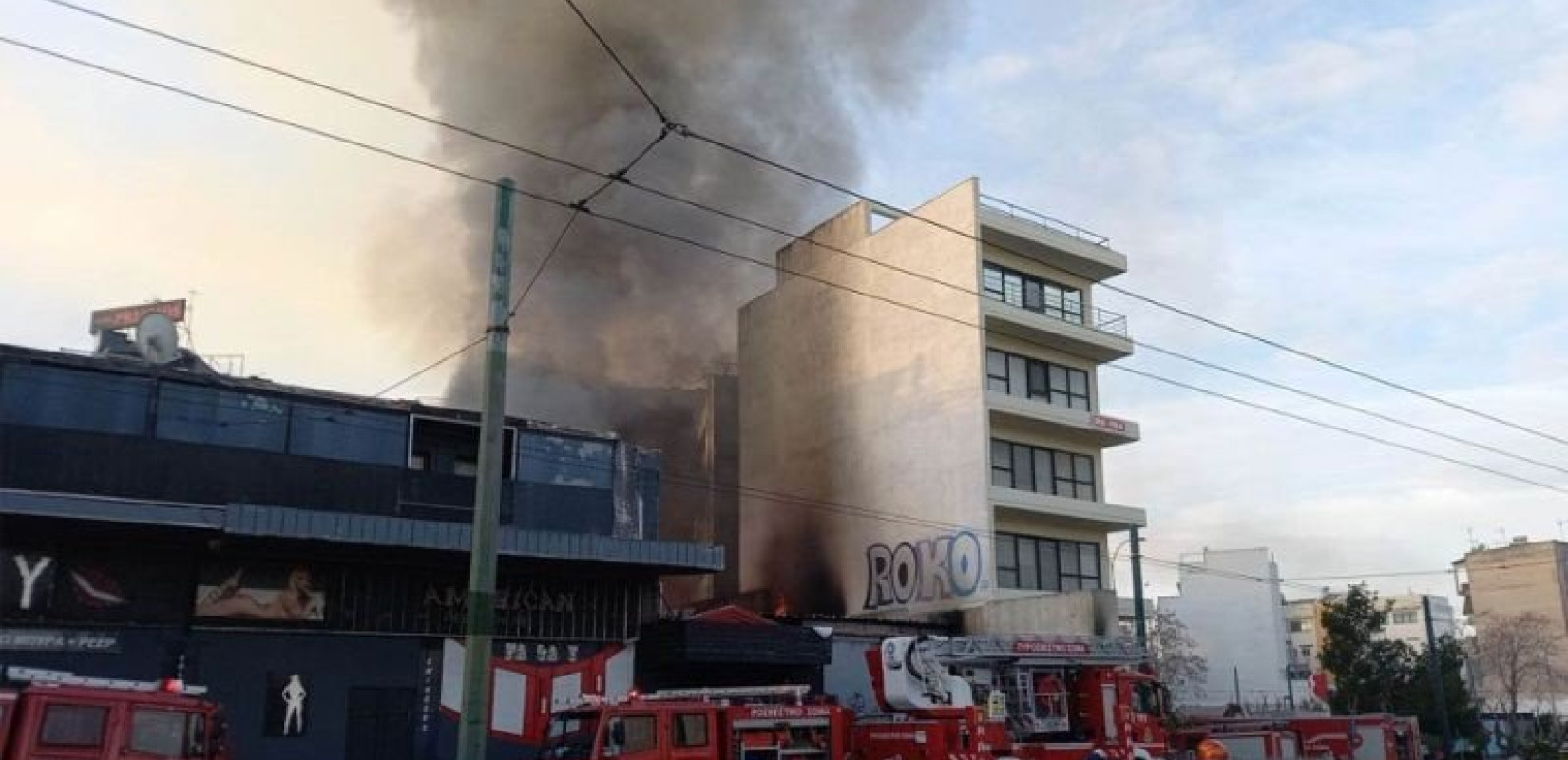 Φωτιά σε χώρο διασκέδασης στο Γκάζι - Κλειστό το ρεύμα ανόδου στην Πειραιώς (βίντεο)