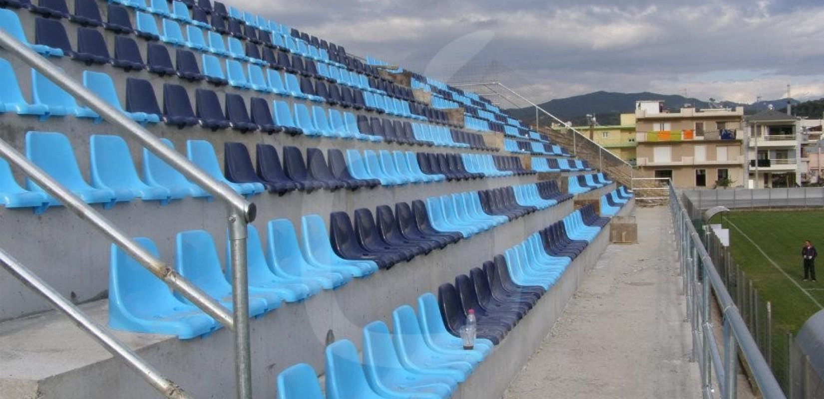 Πρωτοφανές περιστατικό στην Αχαΐα: Ξήλωσε κερκίδα γηπέδου και πήγε να την πουλήσει!