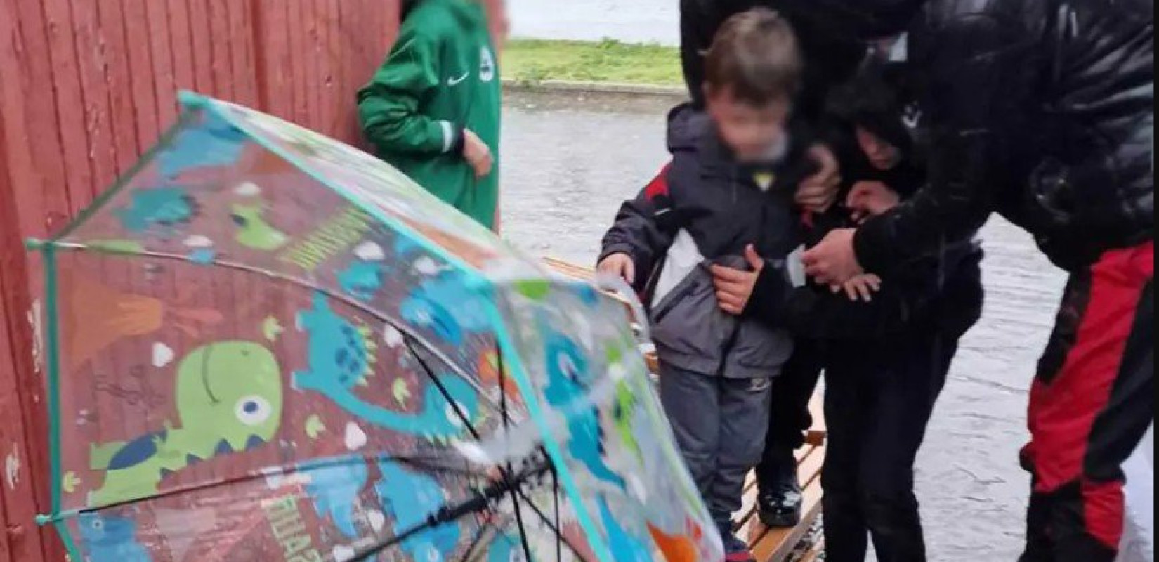 Κακοκαιρία «Ilina»: Έφτιαξαν… γέφυρα από καθίσματα για να βγουν νήπια από το σχολείο (βίντεο, φωτ.)