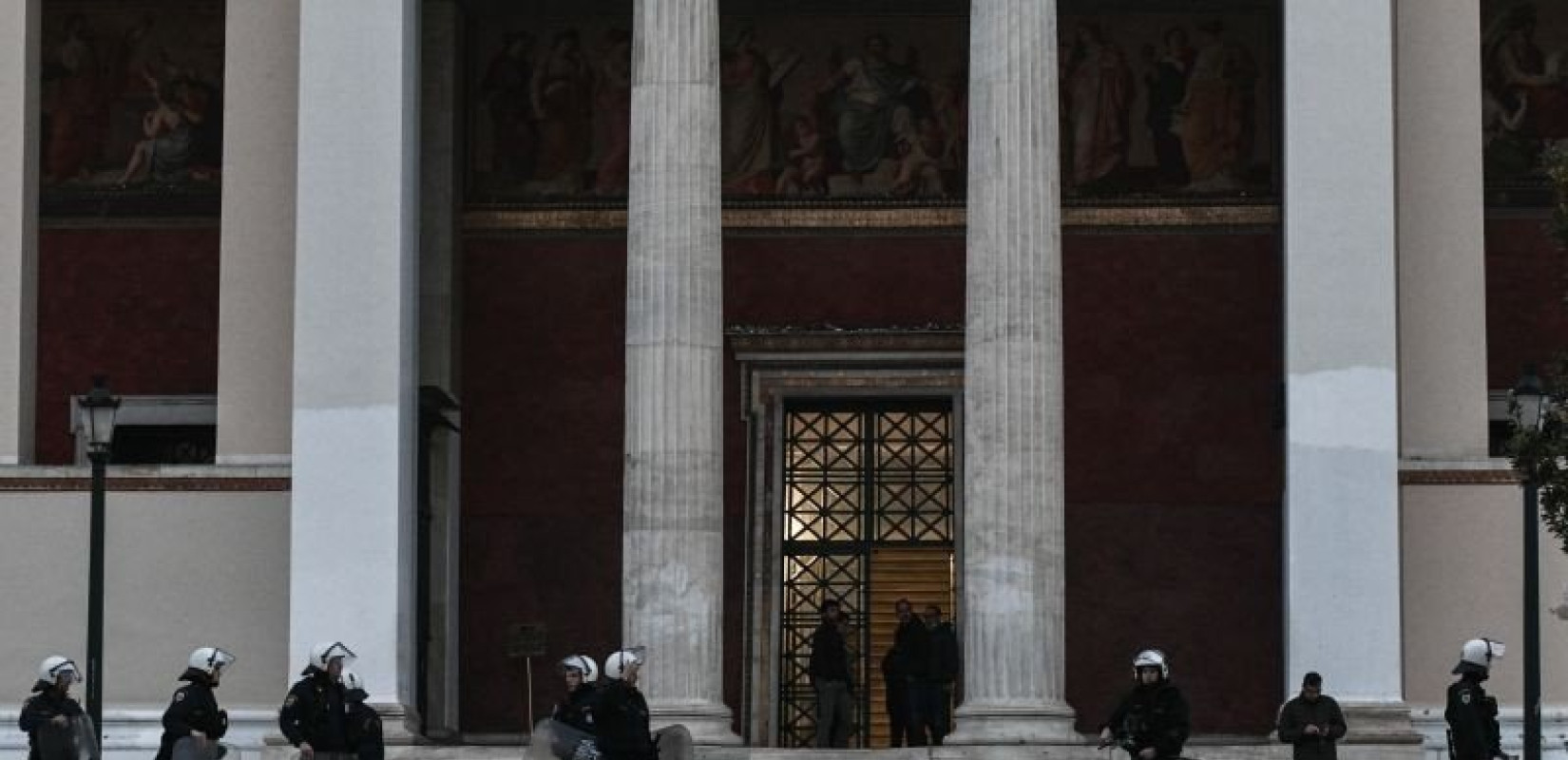 Στον εισαγγελέα οι συλληφθέντες μετά την εκκένωση της κατάληψης στο ΕΚΠΑ